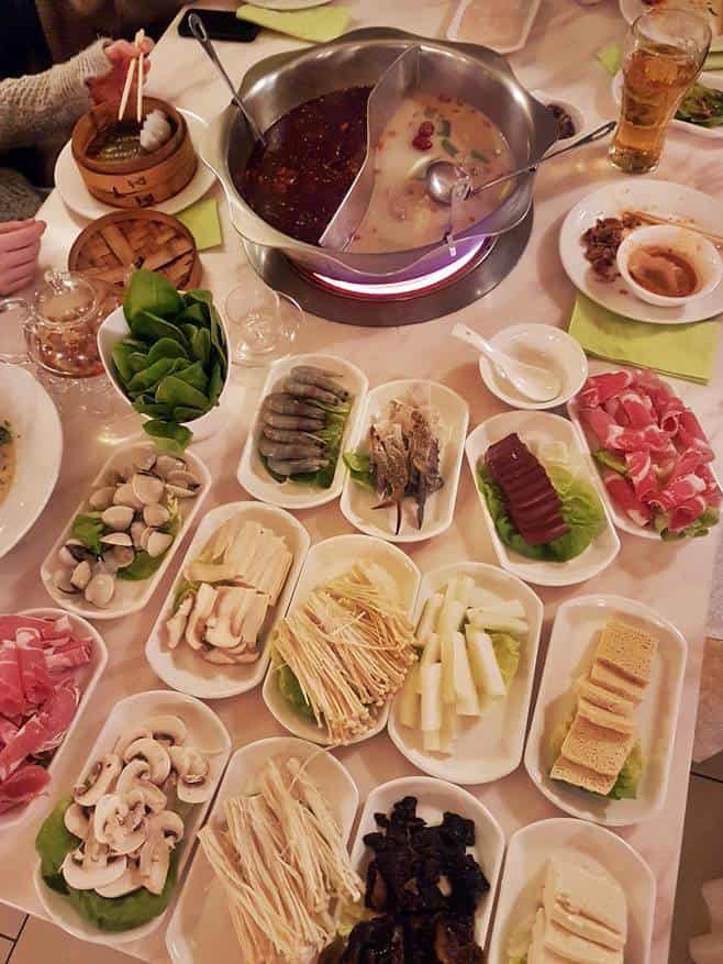 Freizeit-in-Wien-Hotpot-All-you-can-eat Gemütliches Beisammensitzen um den Feuertopf :-) Foto: (c) Freizeit in Wien