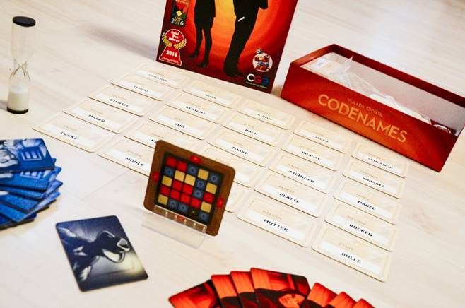 Top 5 Spiele für einen chilligen Spieleabend. Codenames © Freizeit in Wien