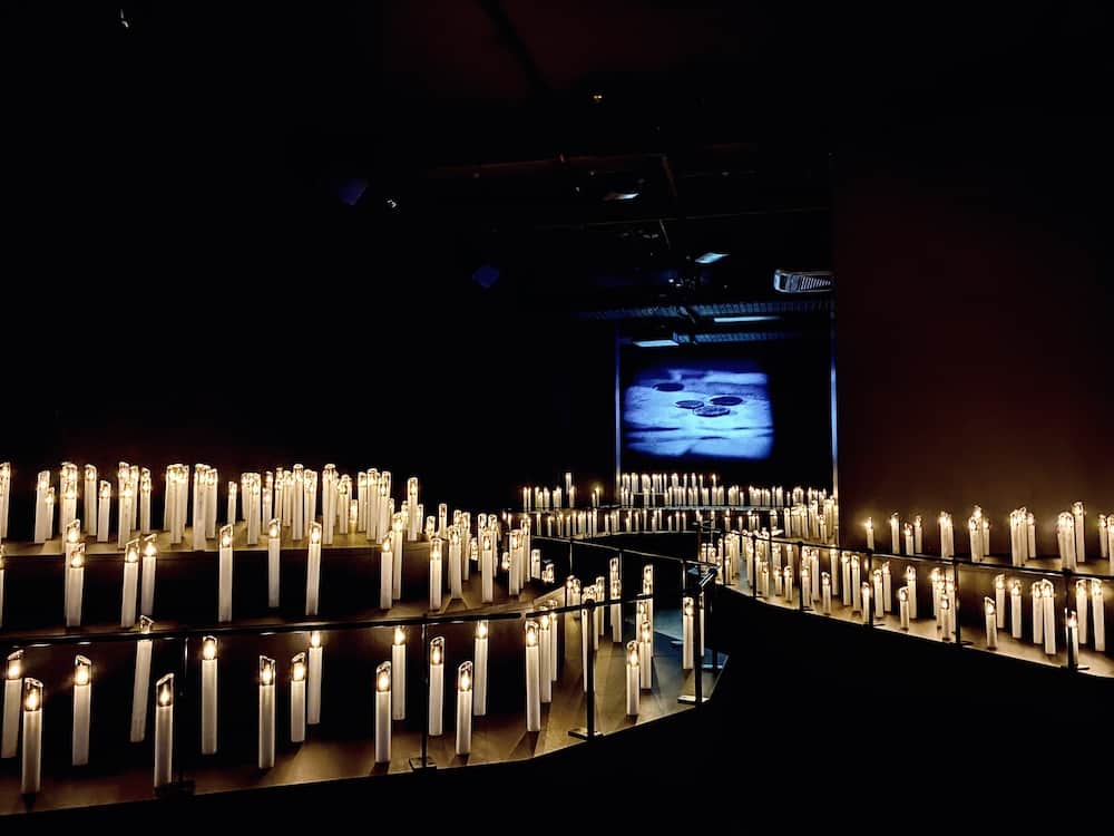 Erster Raum Mythos Mozart. In der Dunkelheit erstrahlen viele viele digital leuchtende Kerzen.