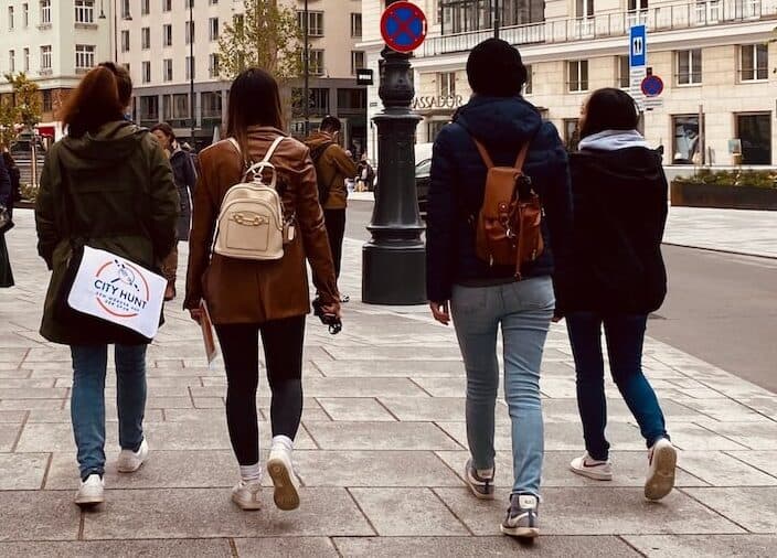 4 Mädels gehen durch die Wiener Innenstadt und rätseln beim City Hunt.