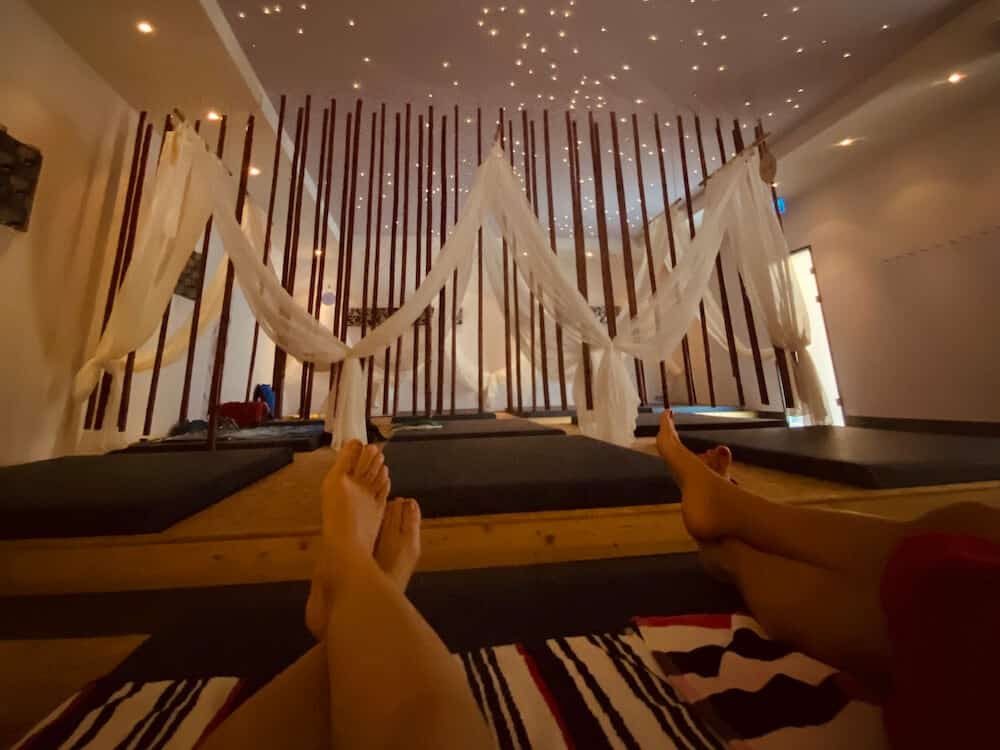 Futonliegen im abgedunkelten Relaxbereich der Linsberg Asia Therme am Sonntag. Zwei Paar Füße, liegend mit Blick in den Raum.