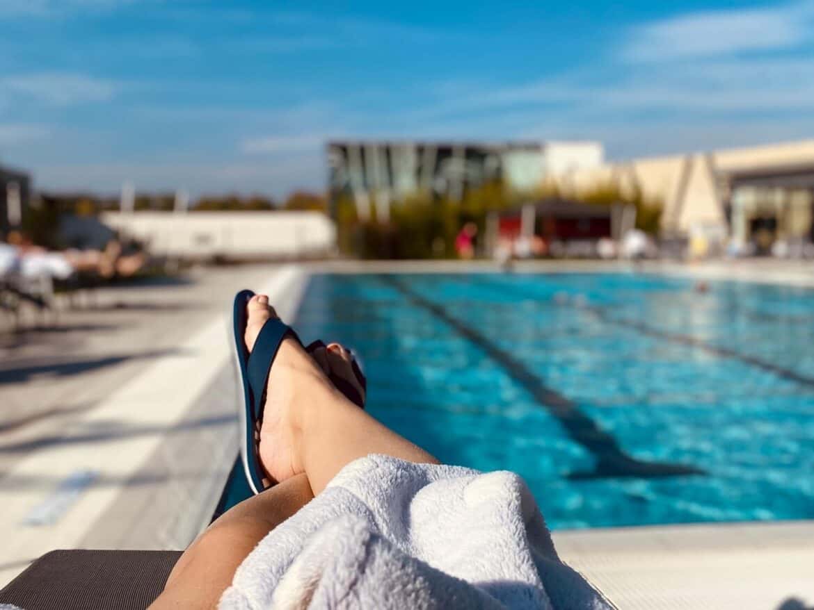 Therme am Sonntag bei den Liegen am Außenbecken von Linsberg Asia. Füße und rechts das sportbecken