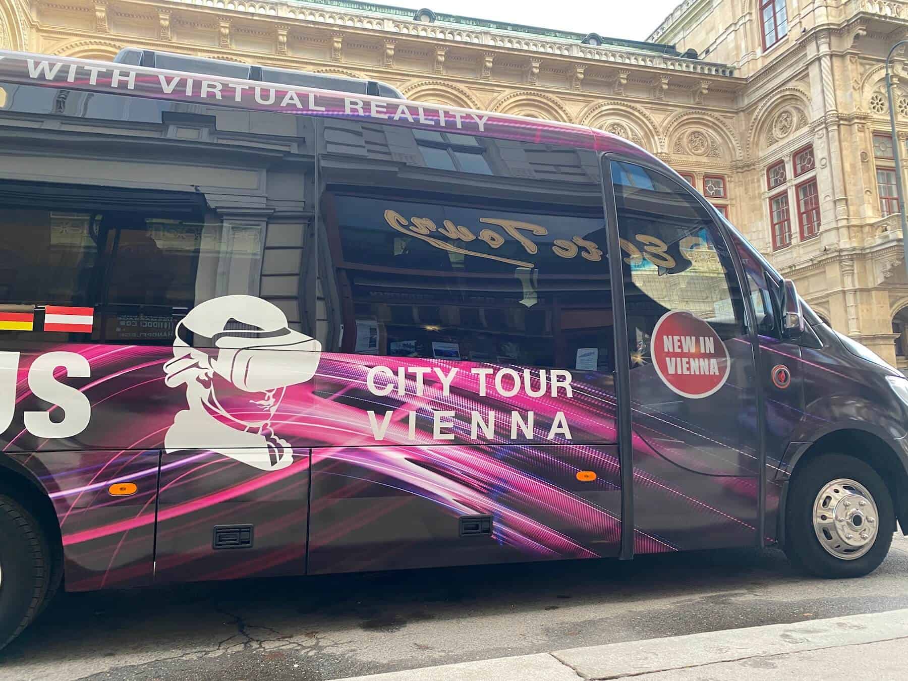 Der lilane Virtual Reality Bus von Future Bus Tours der vor der Oper am Albertinaplatz parkt.