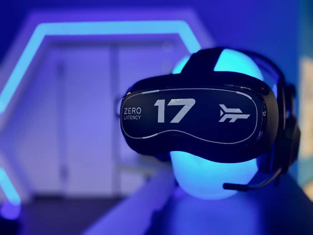 Moderne VR Brille auf einem Manequin Kopf. Dunkelviolett-blaues Licht.