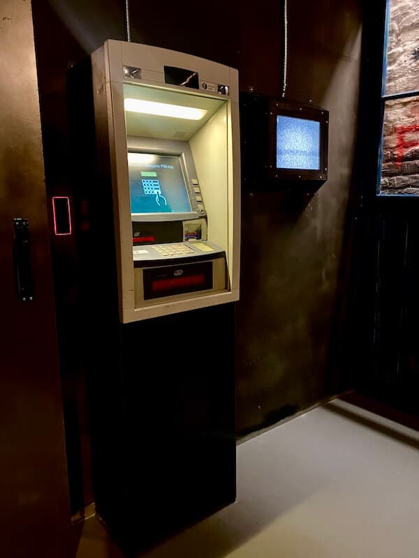 Ukrainischer Bankomat, der in eine, Escape Room steht.