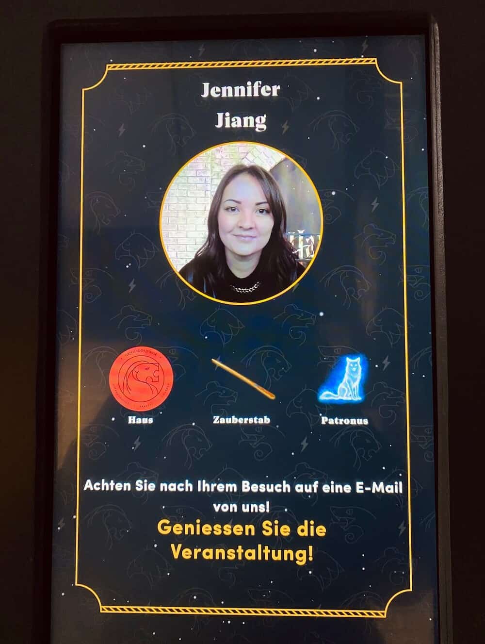 Touchscreen Bildschirm mit Profilbild und Infos zu Haus, Zauberstab und Patronus von Harry Potter Ausstellung