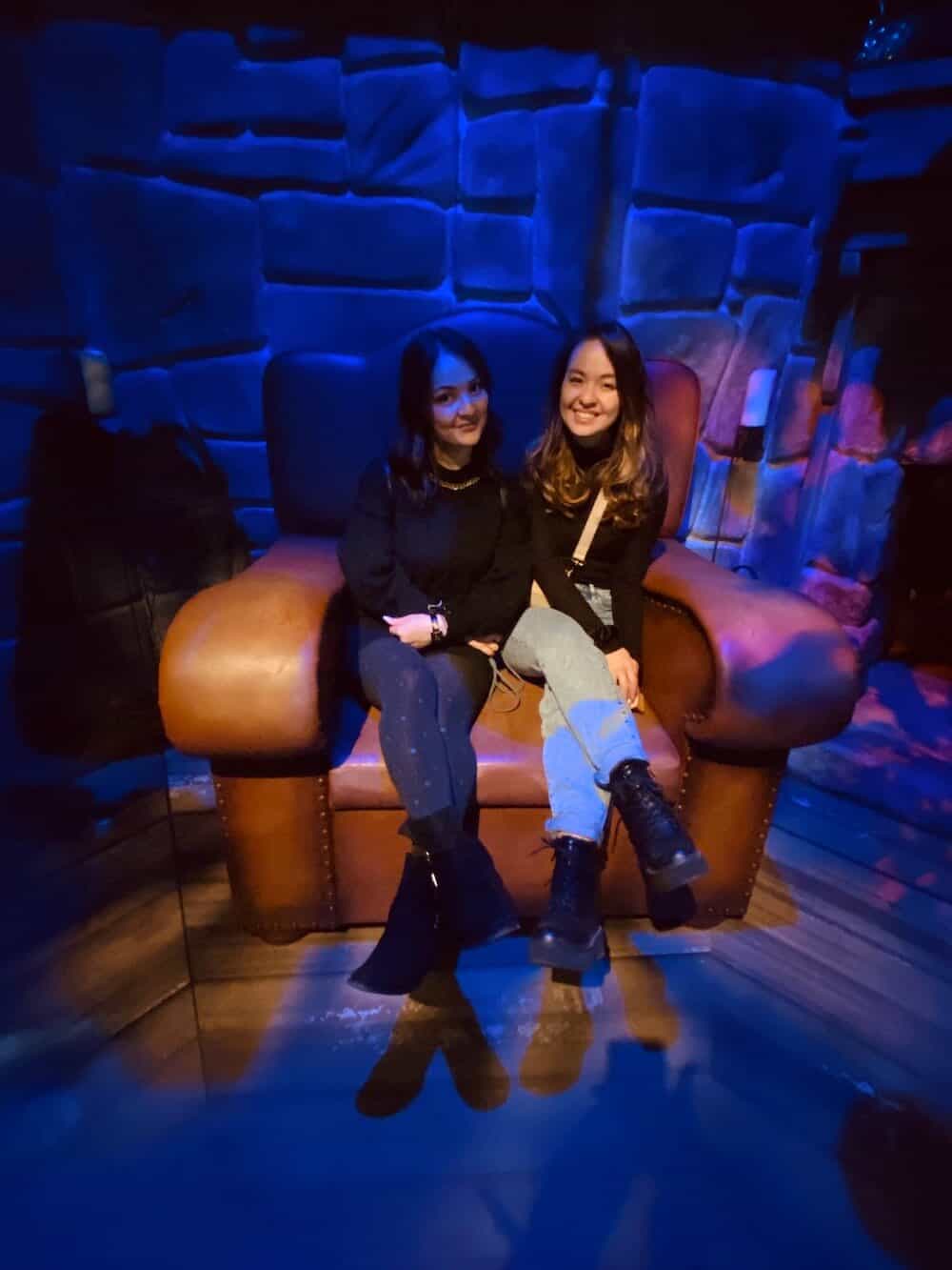 Zwei Mädels sitzen auf Hagrids riesigem Stuhl