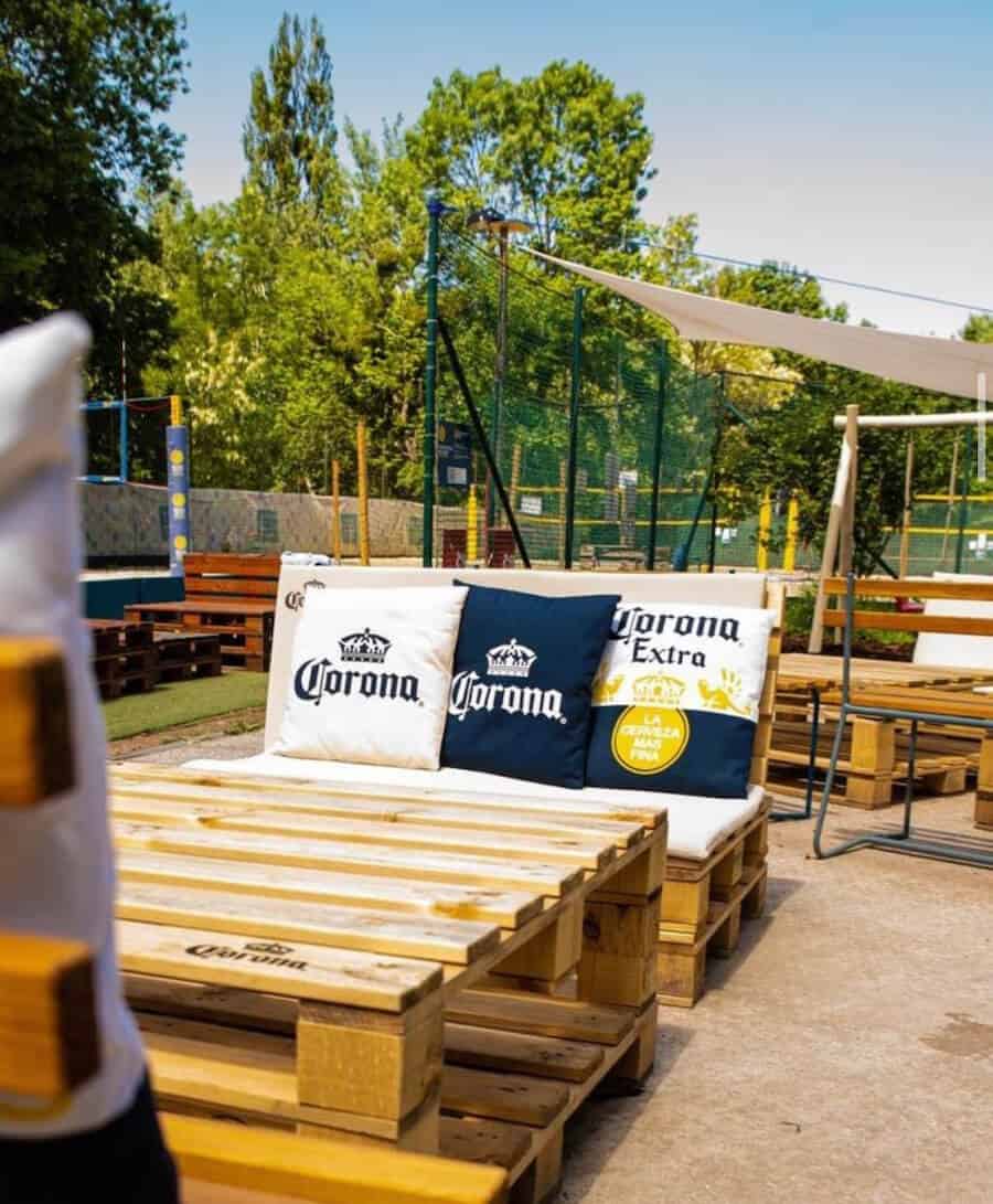 Paletten als Outdoor Lounge Möbel. Holzpaletten mit Corona Bier Polster.