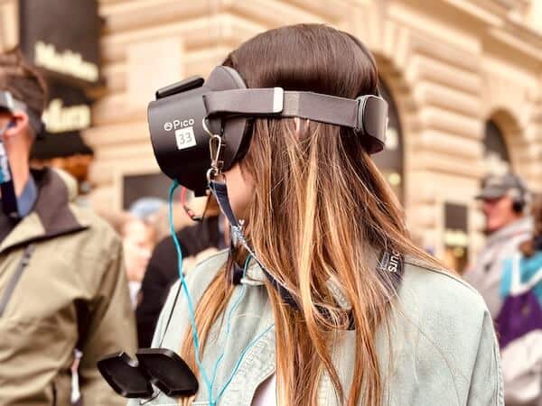 Mädchen trägt VR Brille und schaut nach rechts.