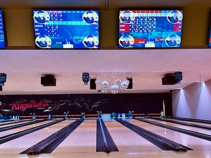 Bowlen im Kugeltanz. 5 Bahnen und zwei Bildschirme. 