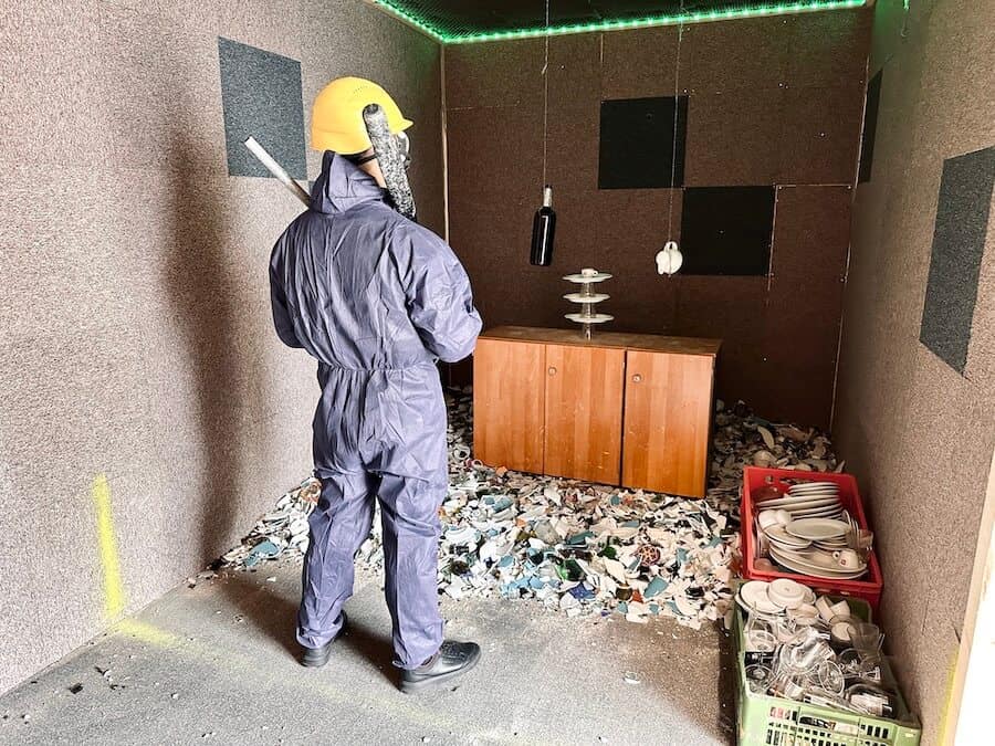 Freizeit-in-Wien-Wutstock2 Wutraum in Wien. Mann mit Schutzanzug von hinten mit Schrebenhaufen.