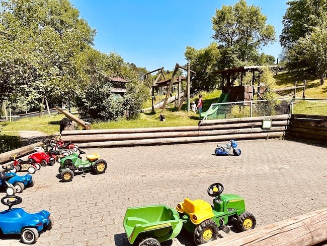 Abenteuerspielplatz. Kleine Autos und Fahrzeuge für die Kinder.