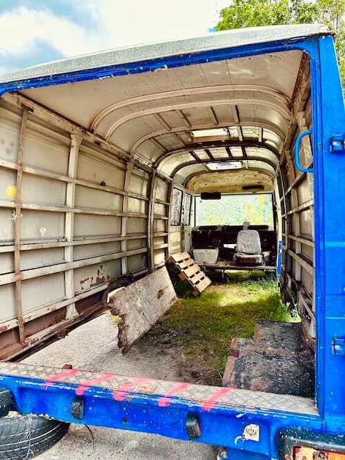 Paintball Outdoor Bereich. Leerer Lieferwagen ohne Boden und mit Gras bewachsen.