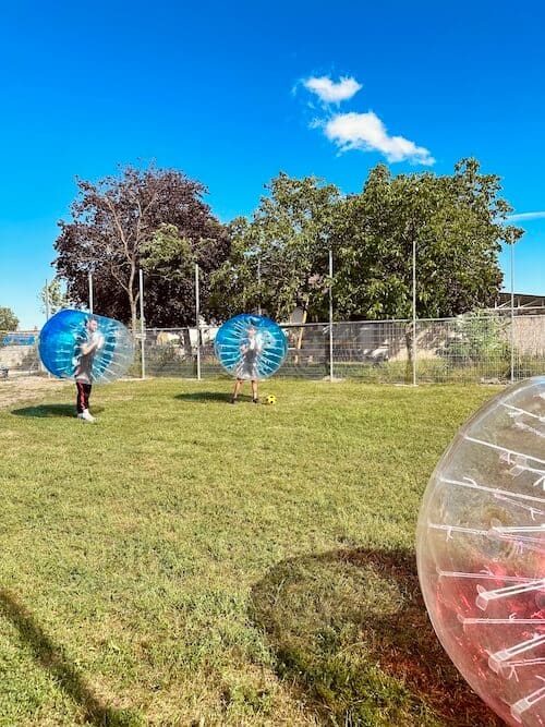 Wiesenplatz mit zwei Bubble Soccer Spieler im blauen Bumper.