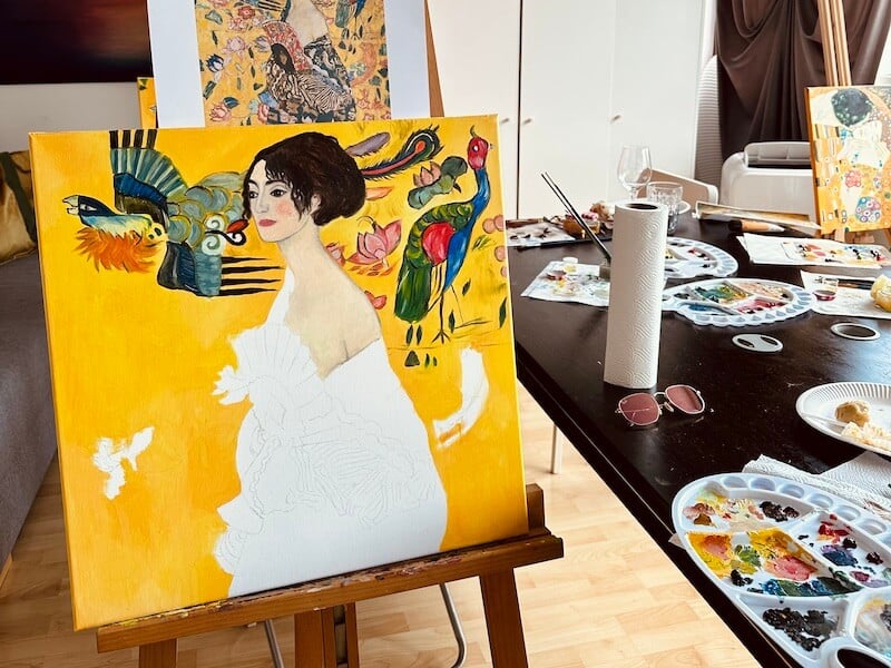 Lady with a fan von Klimt halb gemalt von Hobbykünslter im Rahmen eines Art Events.