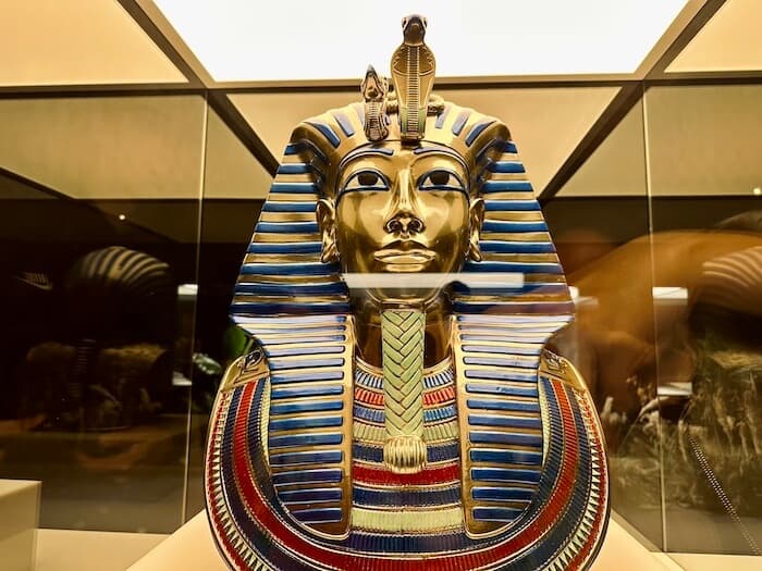 Tutanchamun Immersive Ausstellung in Wien. Pharaonen Kopf in einer Vitrine.