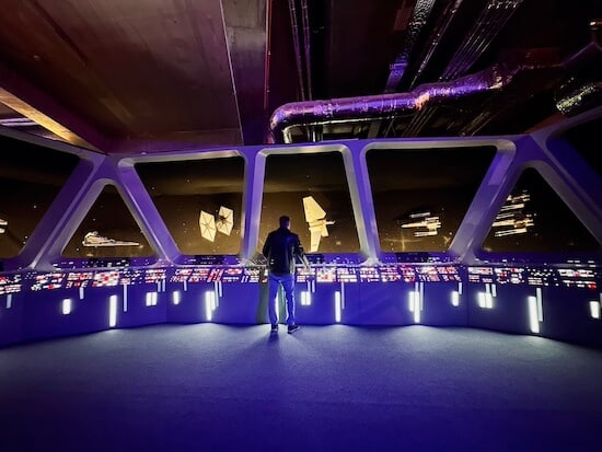 Nachbau eines langen Steuerzentrums mit Bordcomputer eines Raumschiffs, wie die bei Star Wars. Dunkel, Blaues Licht und futuristisch.