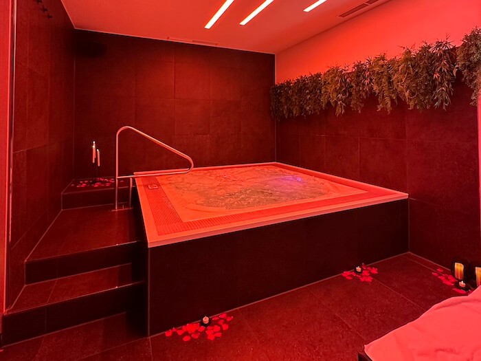 Whirlpool in einem privaten Raum mit rotem Ambiente-Licht