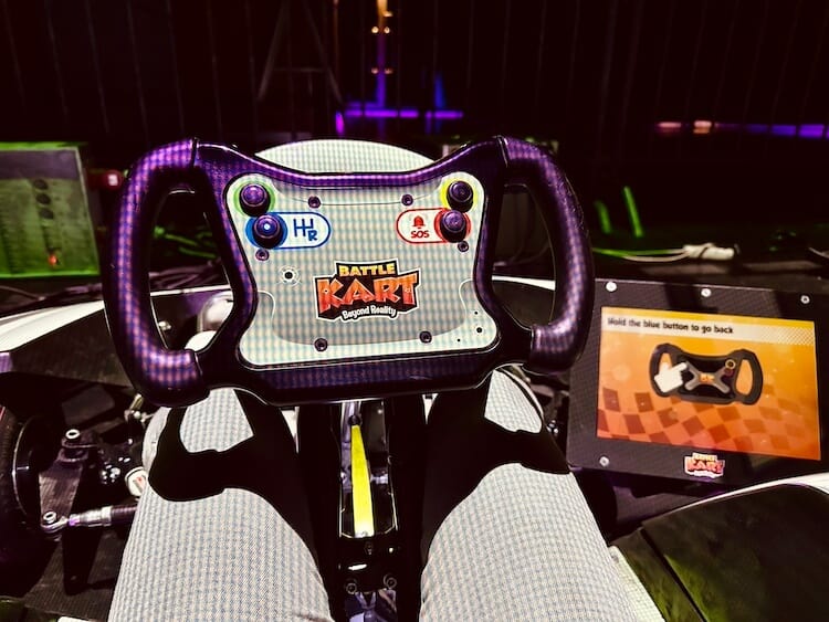 Lenkrad eine E-GoKart mit der Aufschrift BattleKart