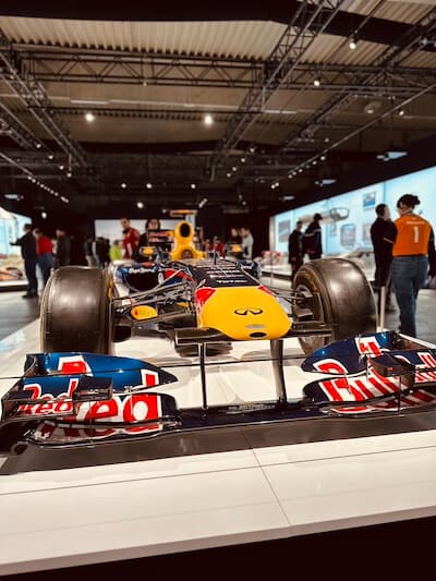 Formel 1 Red Bull Auto mitten in der Ausstellung auf einem kleinen Podest.