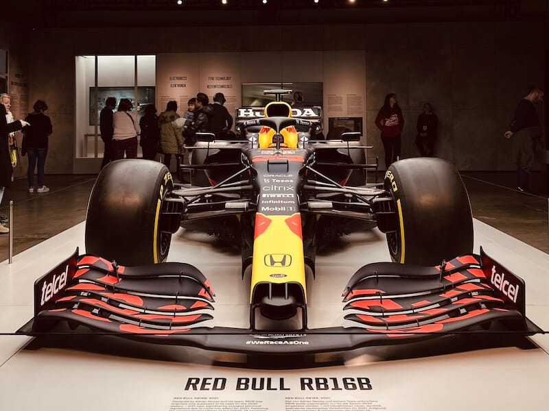 Formel 1 Red Bull Auto mitten in der Ausstellung auf einem kleinen Podest.