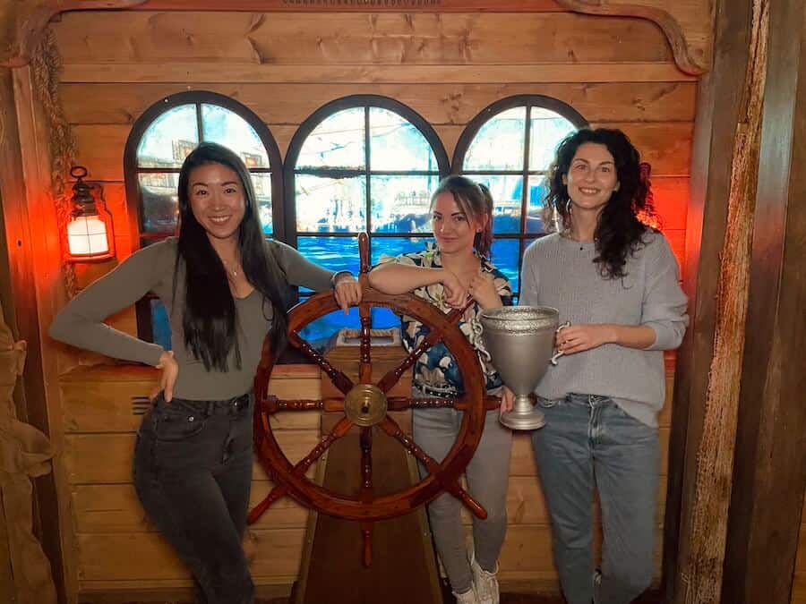 Neuer Escape Room. Steuerrad eines Schiffes im Hintergrund die See als digitales Bild.