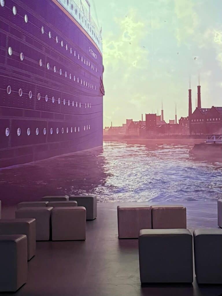 Titanic Schiff in Wien mit Blick auf die Skyline, Freizeit, Entspannung, Wasser und Stadt.