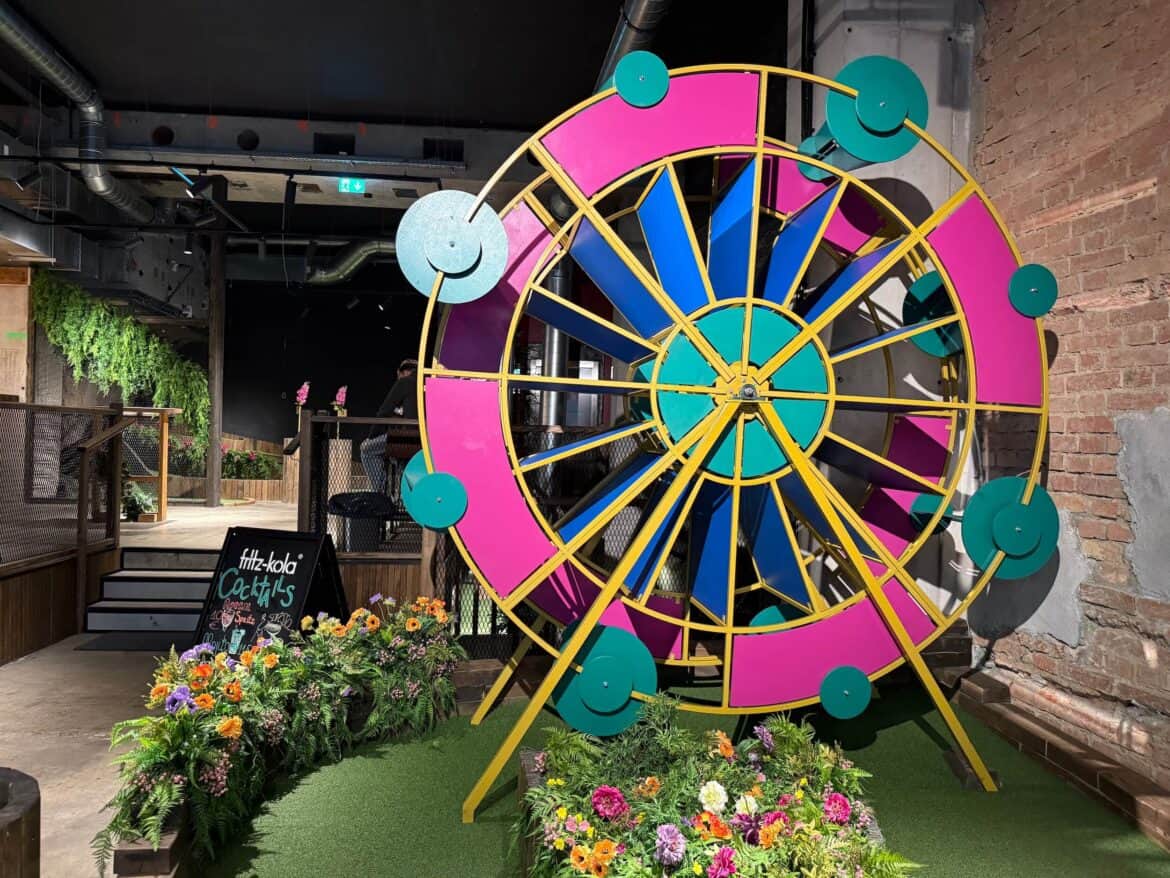 Indoor Mini Golf Platz. Grüner Rasen und kleiner Hinderniss Riesenrad.