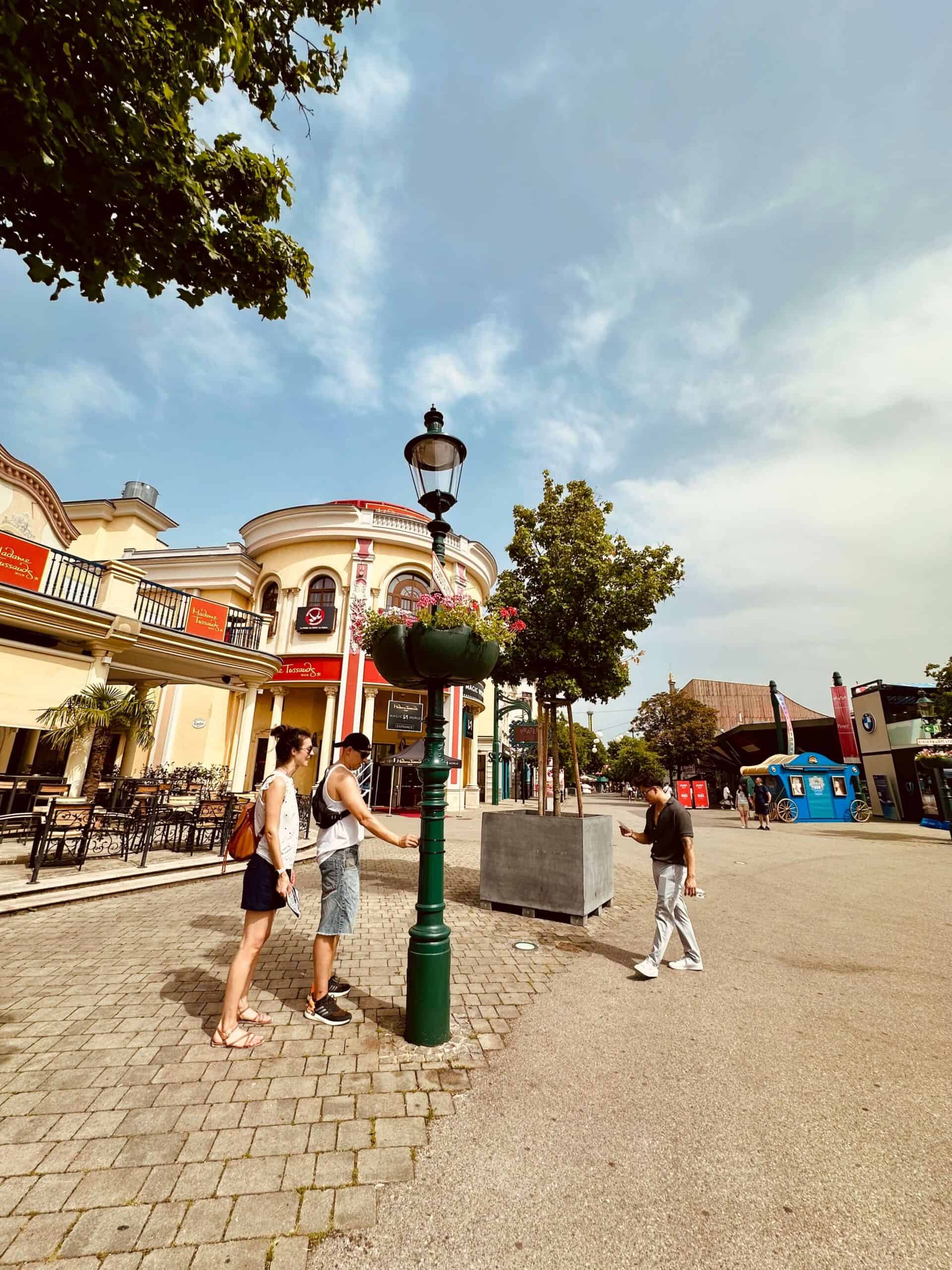 Personen stehen im Wiener Prater und spielen ein Outdoor Escape.